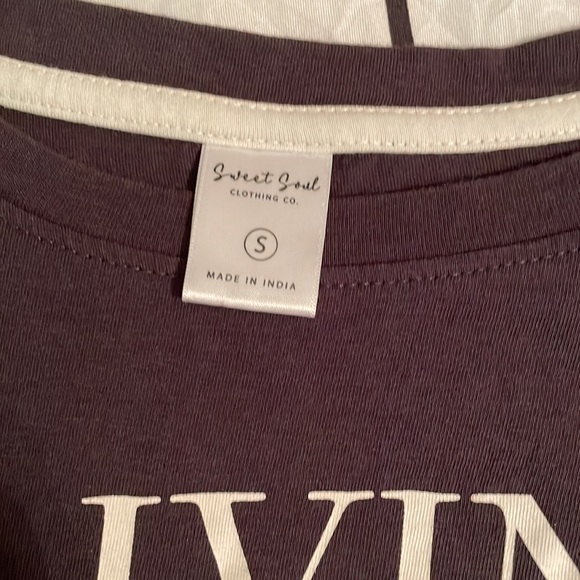 Women’s t-shirt size small - Picture 3 of 3